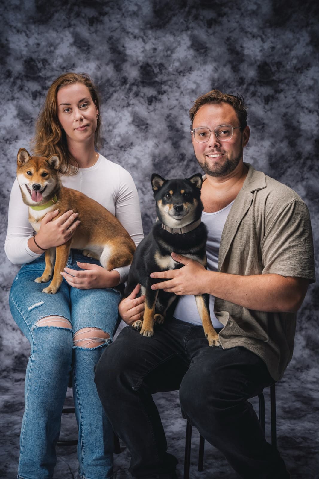 Luuk en Frances met Nero en Nami op schoot